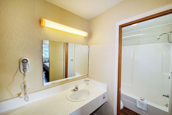 Days Inn by Wyndham Mackinaw City - Lakeview