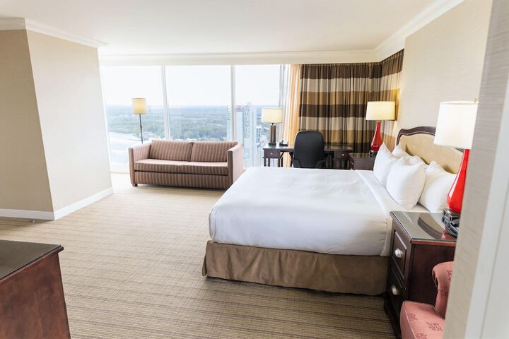 Hilton Niagara Falls / Fallsview Hotel & Suites