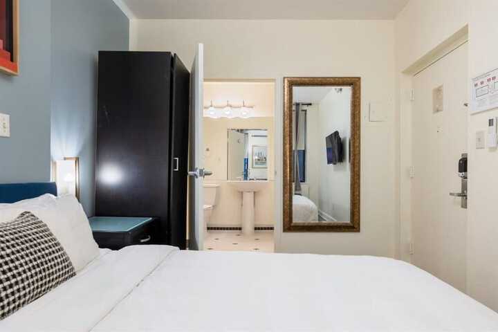 Room 4 of 6