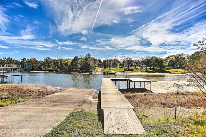 Walk to Cedar Creek Reservoir: Home w / Fire Pit!