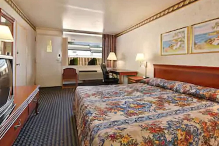 Room 10 of 20