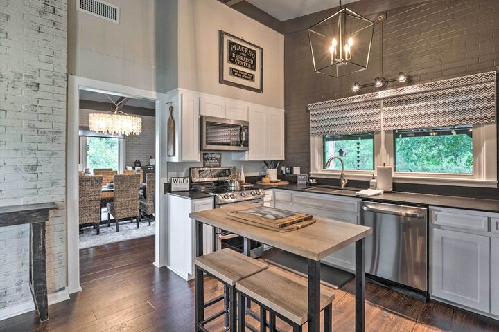 Chic Family-friendly Home With Outdoor Oasis!