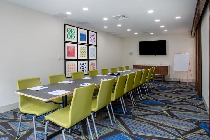 Holiday Inn Express & Suites Deland South by IHG