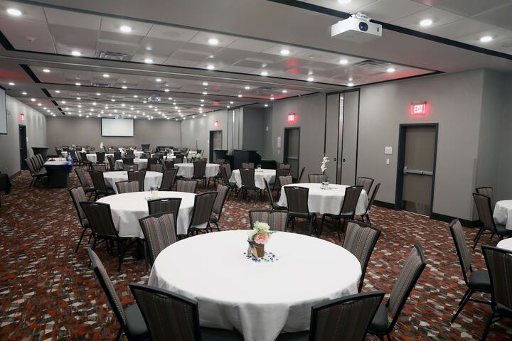 Holiday Inn & Suites Sioux Falls - Airport by IHG
