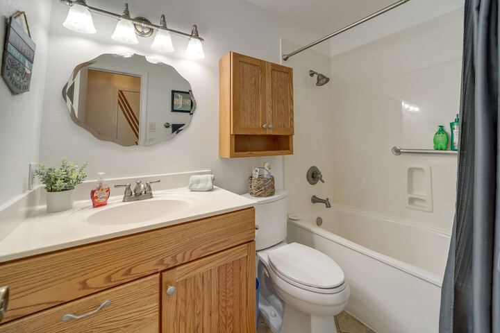 Family-friendly Broken Arrow Retreat w / Yard!