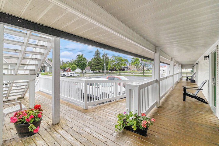 Snyders Shoreline Inn