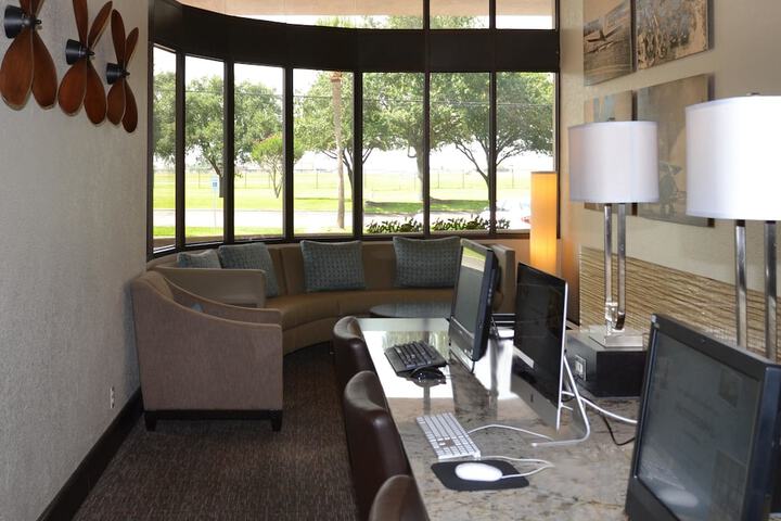 Business Center 61 of 63