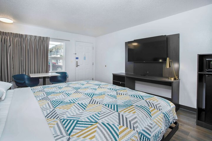 Room 9 of 34