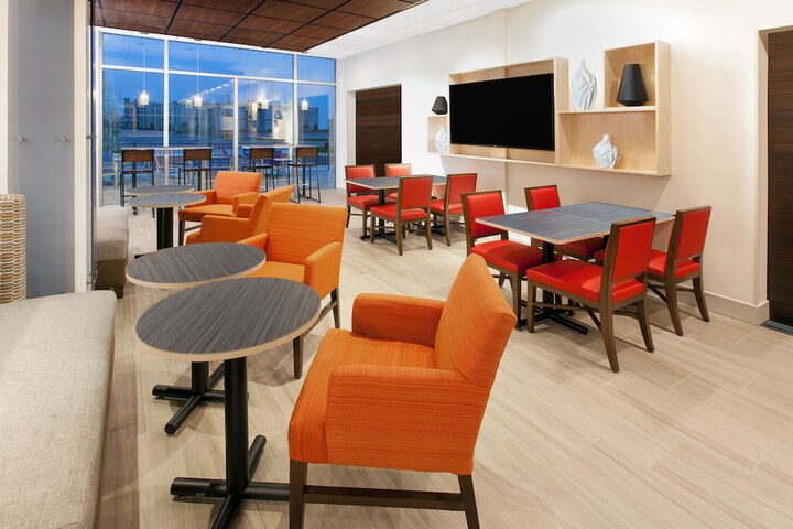 Holiday Inn Express and Suites Detroit / Sterling Heights by IHG