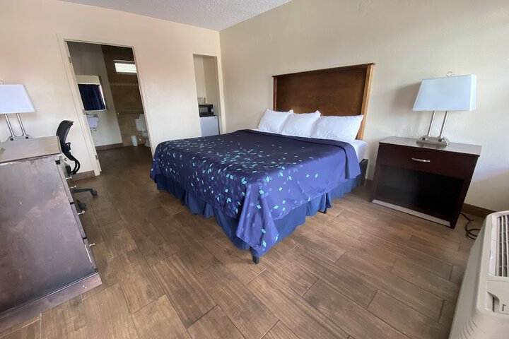 Room 6 of 10