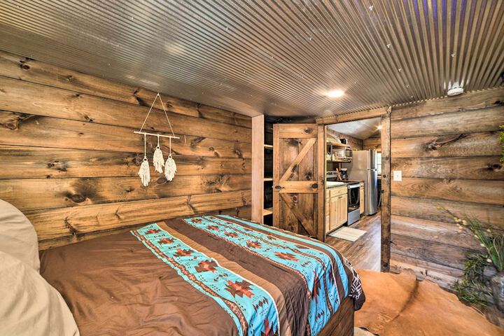 Rustic Dog-friendly Cabin w / Deck & Fire Pit!