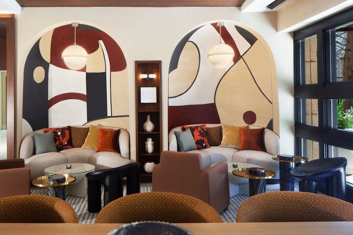 Lounge 82 of 94