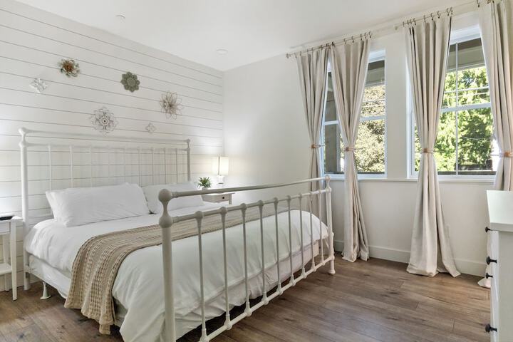 Serene 5BR Farmhouse Retreat Shoreline