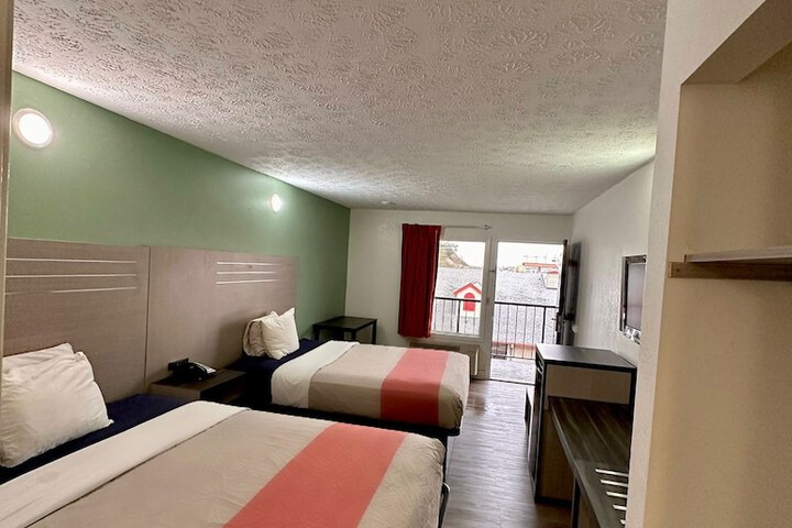 Room 25 of 40