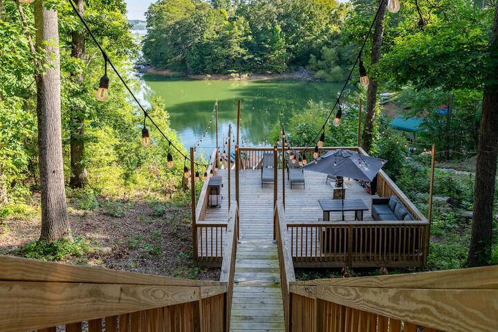 emerald Cove Chalet on Douglas Lake w / Hot Tub!