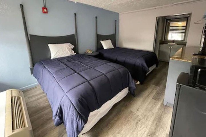 Room 4 of 10