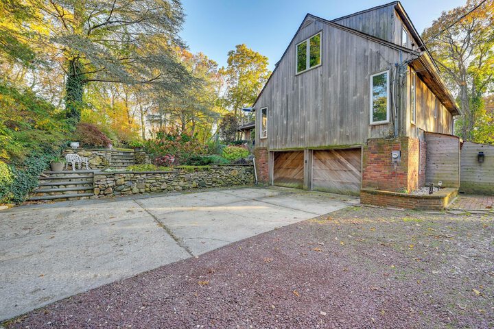 Cozy Dix Hills Apt w / Deck 7 Mi to Beach!