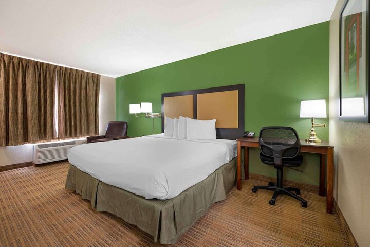 Room 17 of 28