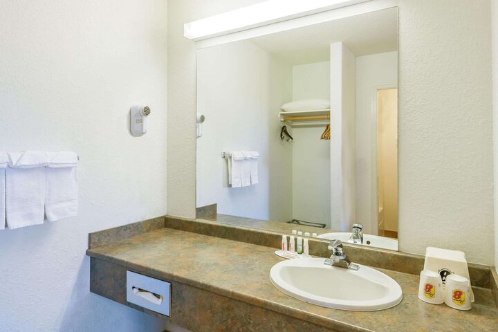 Super 8 by Wyndham 100 Mile House