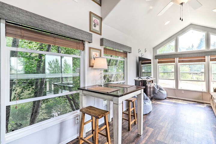 Eureka Tiny Home w / Hot Tub & Community Beach!