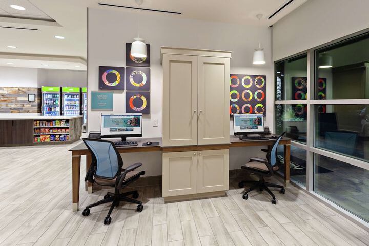 Business Center 36 of 38