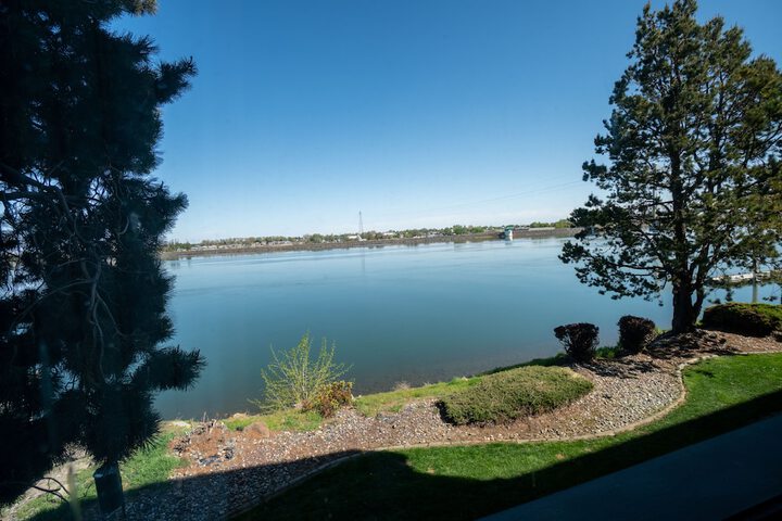 Clover Island Inn