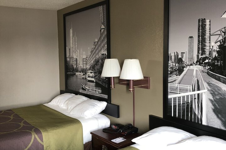 Super 8 by Wyndham Aurora / Naperville Area