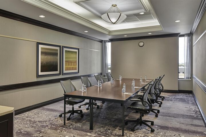 Hilton Toronto Airport Hotel & Suites