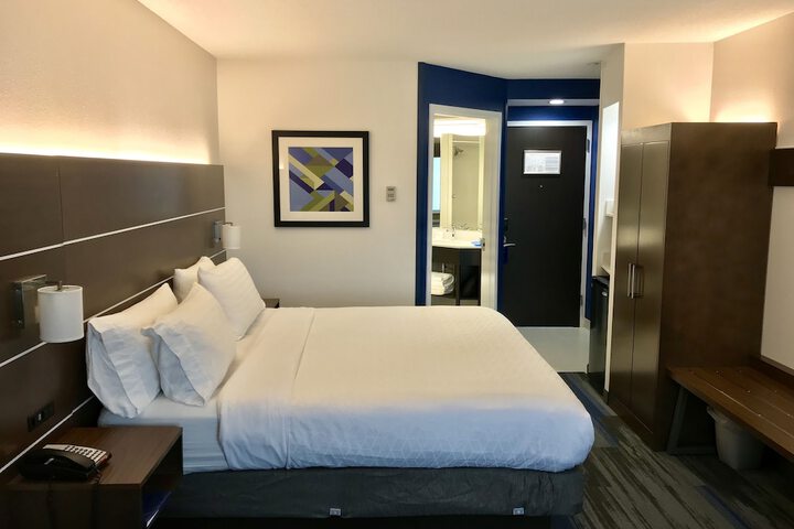 Room 53 of 77