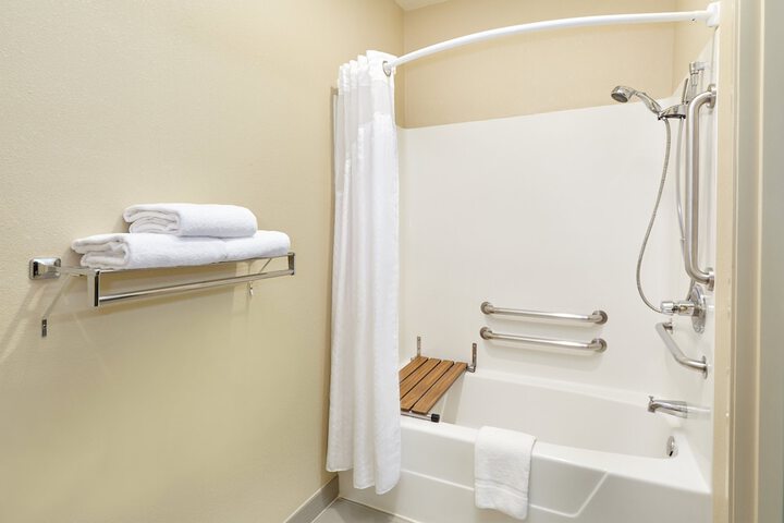 Holiday Inn Express & Suites Chicago-Libertyville by IHG