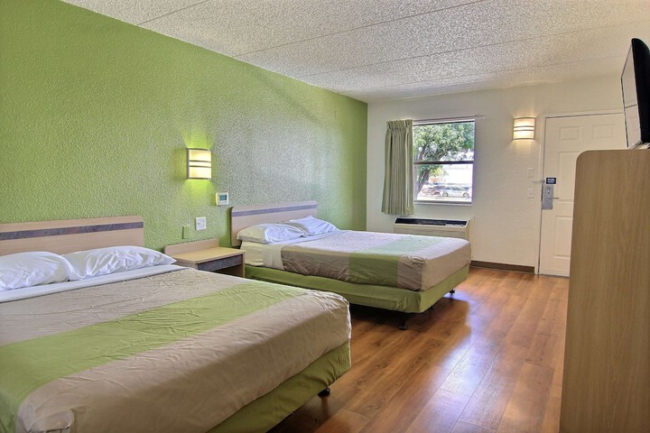Room 16 of 40