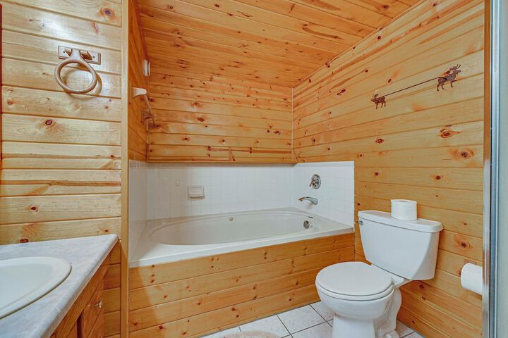 Roomy Log Cabin w / Hot Tub Walk to Kenai River!