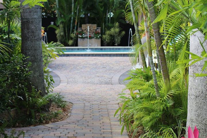 The Cabanas Guesthouse & Spa - Caters to Gay Men