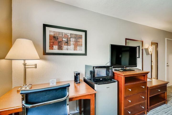 Room 32 of 65