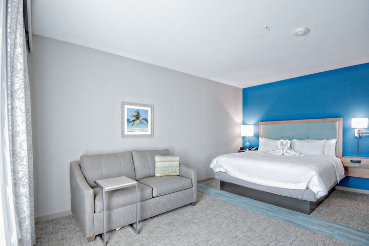 Room 10 of 28
