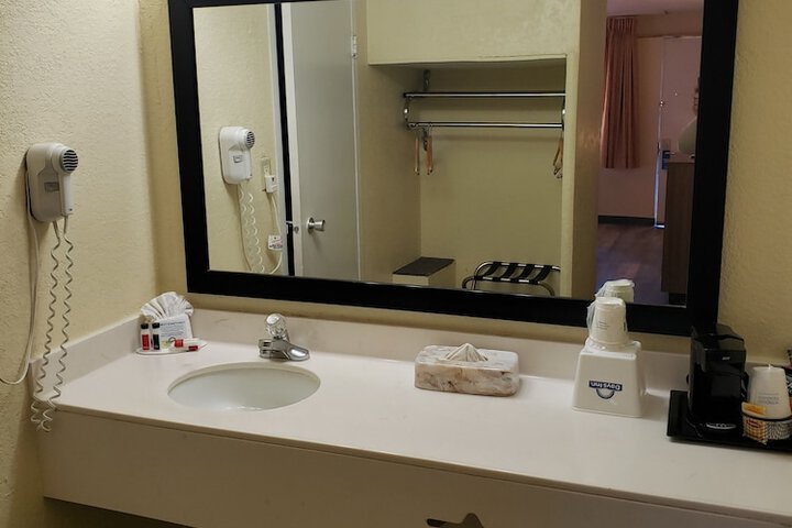 Days Inn & Suites by Wyndham Clovis