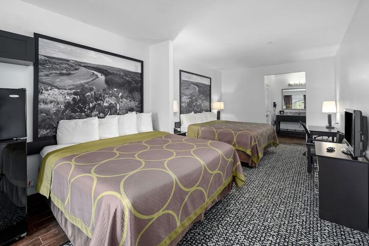 Super 8 by Wyndham Carthage TX