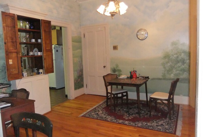 Room 5 of 8