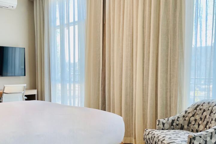 Art House Hotel and Suites