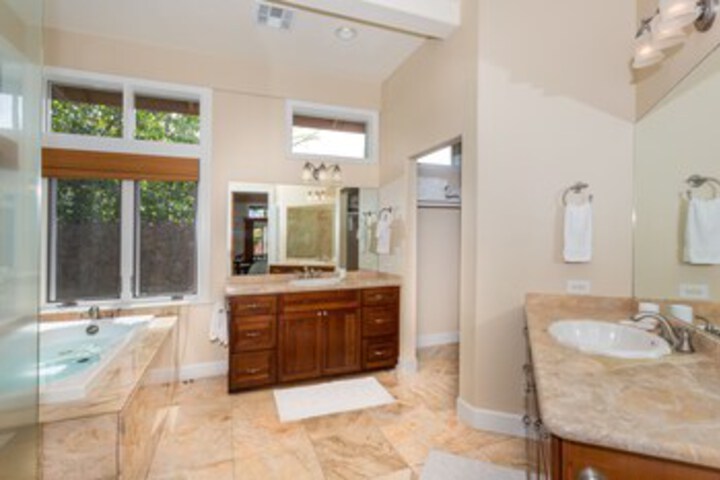 Pineapple Hale - Four Bedroom Home
