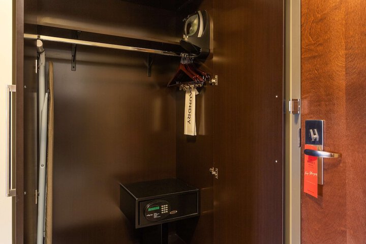 Room 11 of 38