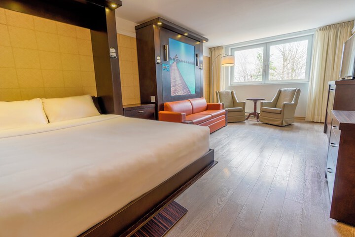 Room 33 of 109