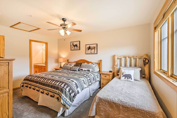 Steps to Grand Lake: Condo w / Deck & Mtn Views