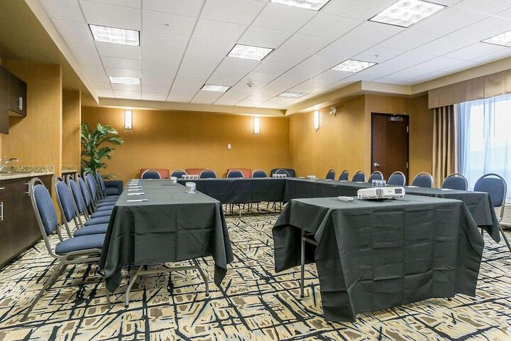 Comfort Inn & Suites Edmonton International Airport