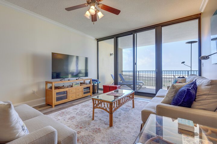 Beachfront Dauphin Island Condo w / 2 Pools & Sauna