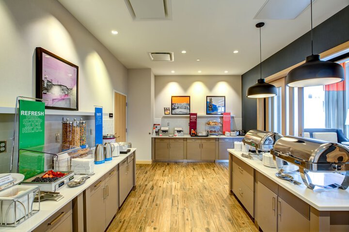Hampton Inn & Suites Boston / Waltham