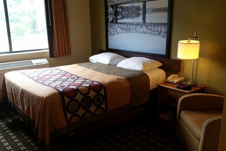 Super 8 by Wyndham Wheeling WV