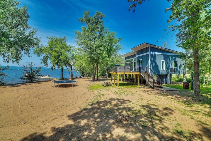 Modern Beachfront Oasis in Stockholm w / Dock!