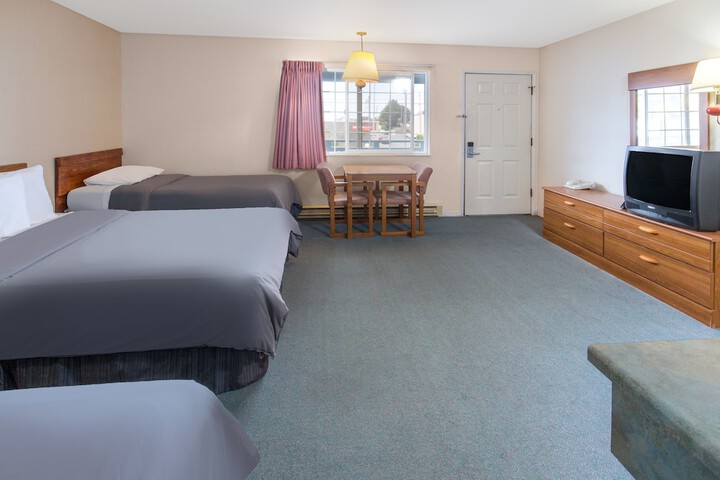 Room 6 of 12