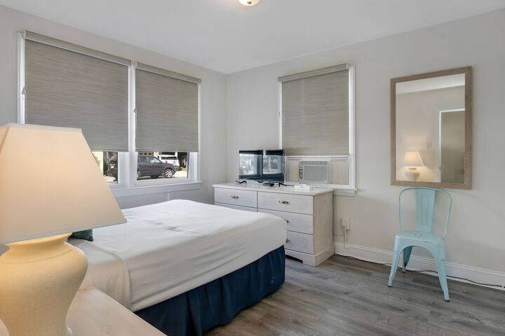 Daytona Inn & Suites